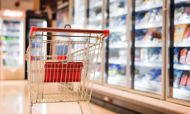 immagine di un carrello della spesa vuoto in un supermercato